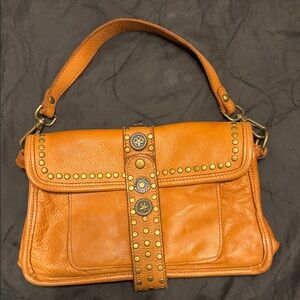 Chic Tan Leather Shoulder Bag with Star Accents